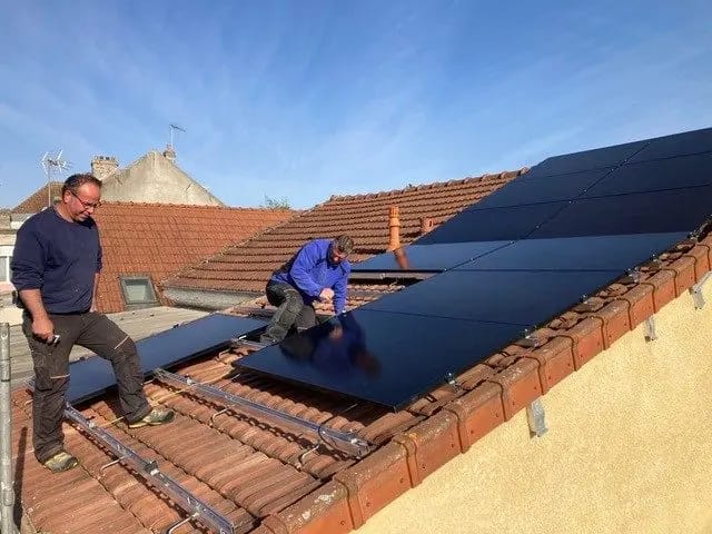 Pose de panneaux photovoltaïques sur une toiture en tuiles par l'équipe Rohant Solaire